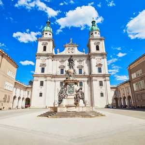 Hop på åben-top bussen i Salzburg, Østrig – Opdag topattraktioner, vartegn og skjulte perler med en hop-on hop-off tur i 2026